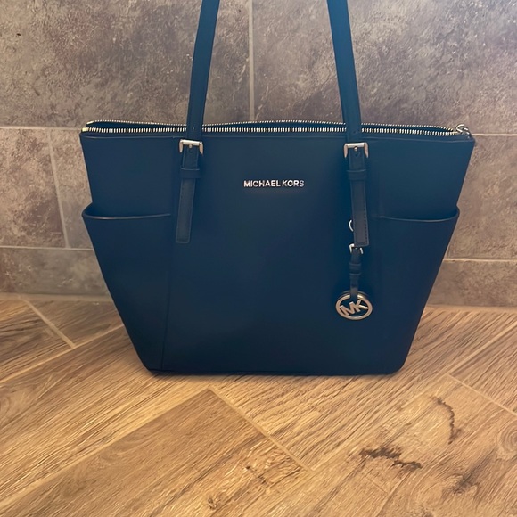 Michael Kors Handbags - 🚨🚨PRICE DROP 🖤Micheal Kors black tote with silver hardware🖤